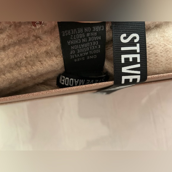 BRAND NEW Steve Madden beanie scarf set - Picture 8 of 9